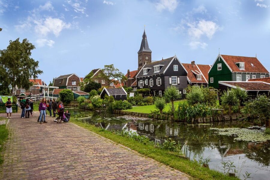 Marken, Volendam and Edam: Private Full-Day Tour - How the logistics work: local buses, private group comfort