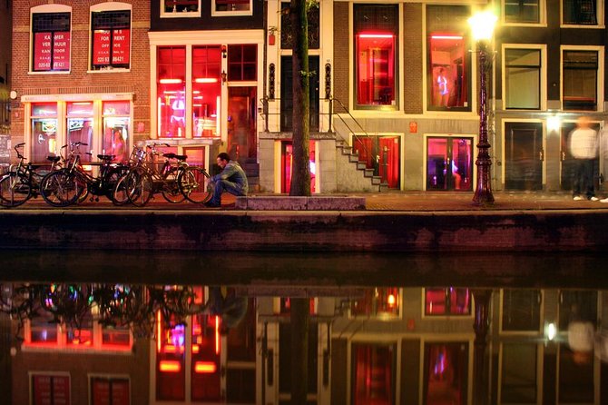 Private Amsterdam Red Light District and Coffee Shop Tour - The smallest house and the VOC storage-to-home shift