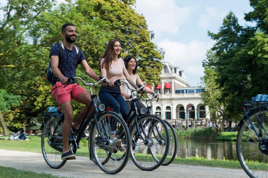 Rent a bike in Amsterdam | 1, 2, 3+ hours - Navigating Narrow Streets and Busy Intersections Without Stress