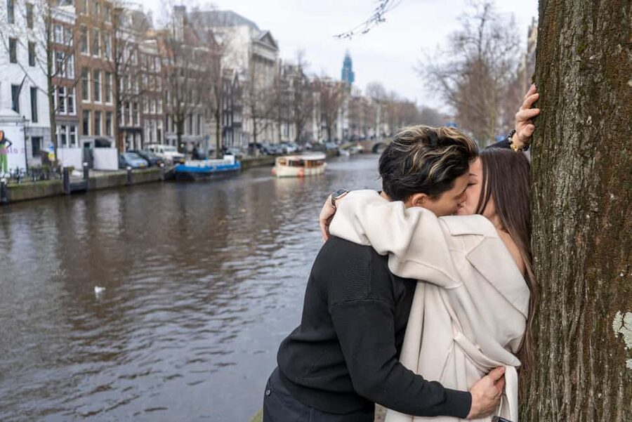 Romantic Photoshoot Experience for Couples in Amsterdam - Stop-by-stop: from the meeting bridge to canal and bridge moments
