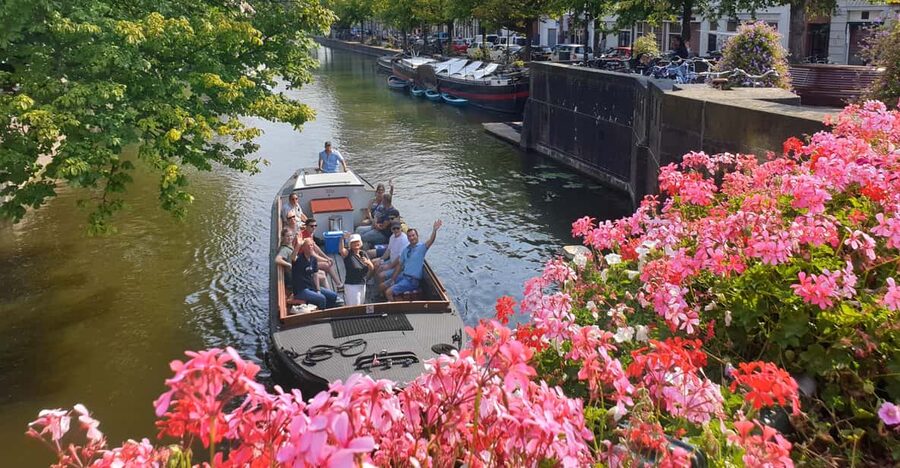 The Hague: City Canal Cruise - Boat comfort, open-air moments, and the low-bridge reality