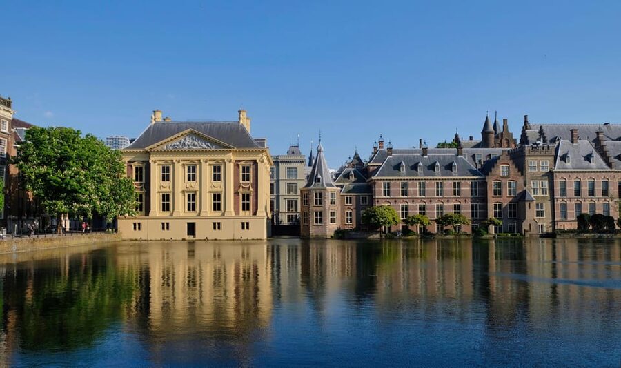 The Hague: City Walking Tour - Start at the Statue of Willem I, Then Into het Binnenhof