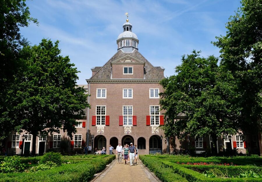 The Hague: Courtyard Walking Tour - Renaissance clues and the charity history you’ll hear from the guide