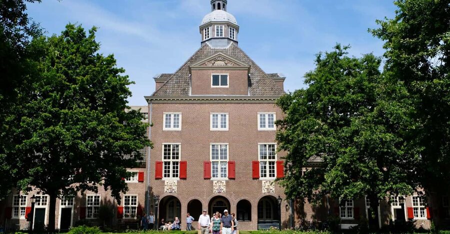 The Hague: Courtyard Walking Tour - From t Goude Hooft to the first courtyard gate
