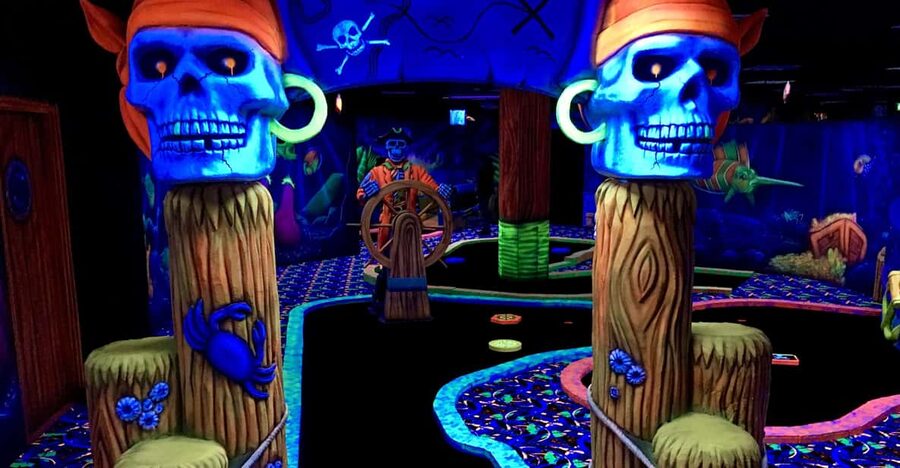 The Hague: Glowgolf Glow in the Dark Indoor Minigolf - Who Glowgolf is best for: families, kids, and adults who like light competition