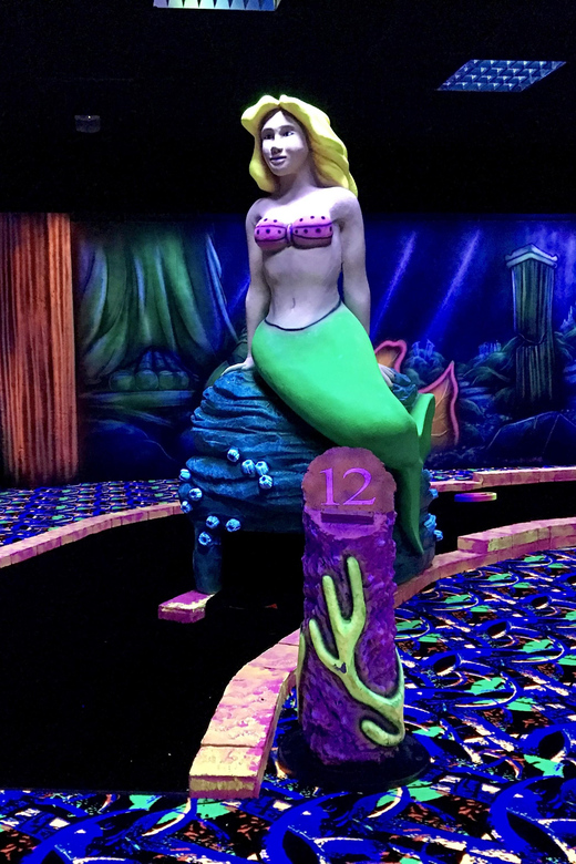 The Hague: Glowgolf Glow in the Dark Indoor Minigolf - Should you book Glowgolf The Hague?