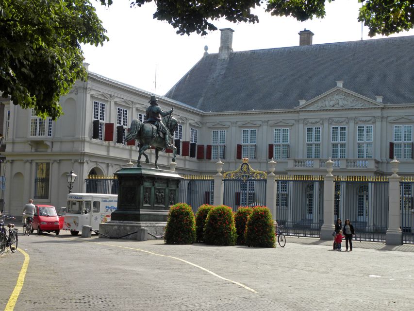 The Hague: Old City Private Walking Tour - City Hall and De Resident: handsome administration you can actually read