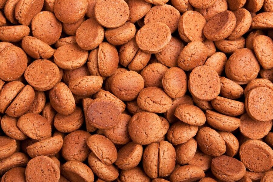 Utrecht - Food Tour: Try out 6 dutch bites - Market Vredenburg: stroopwafel made in front of you
