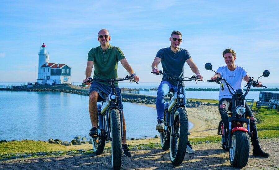 Volendam: E-Fatbike Rental - Route tech that actually helps: scan the code, follow Google Maps